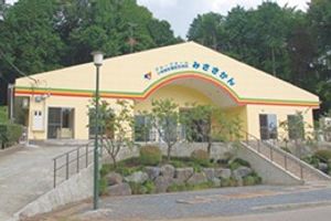 カラフルな外観の建物