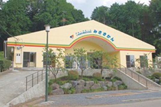 カラフルな外観の建物