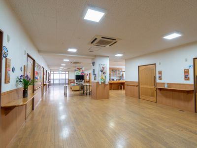 明るい木目調の廊下