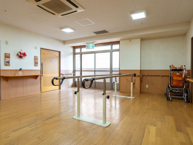 機能訓練室 機能訓練室 自然光が差し込む広々としたスペースで、快適に訓練ができます。手すりも設置されています。