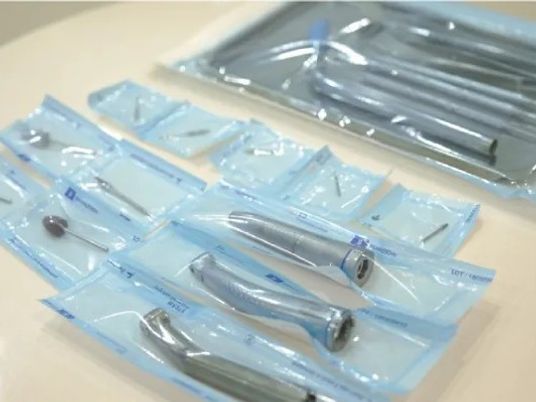 滅菌器具が並ぶ台  