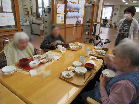和やかな食事風景