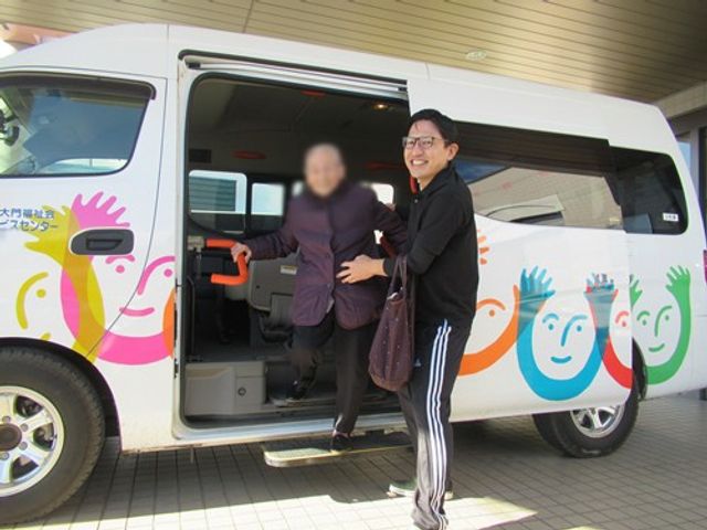 送迎車乗降介助の外観 外観 送迎時の車いす対応や介助の様子が見えます。安心して働ける環境です。