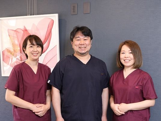 笑顔のスタッフ3人　スタッフイメージ  