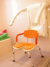 機能付きシャワーチェア浴室