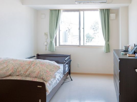 明るい居室のベッド  