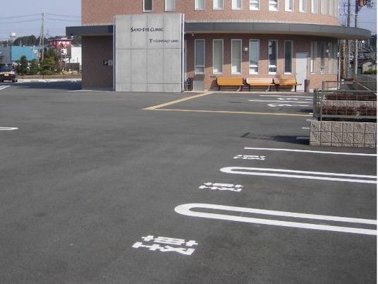 建物前の駐車場  