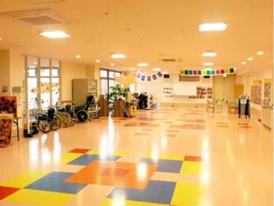 カラフルな床のロビー