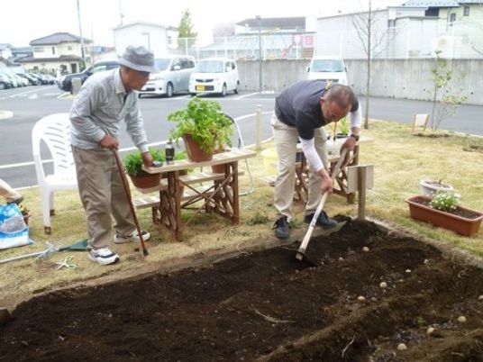 中庭で園芸活動をする人々