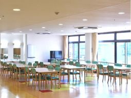 広々と明るい食堂