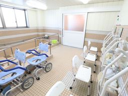 明るい浴室設備