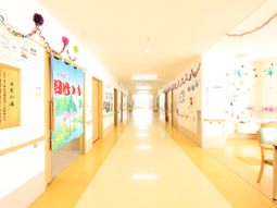 廊下の明るいイメージ