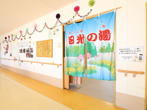 廊下の掲示物と飾り付け