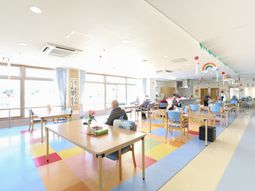 カラフルな床のダイニング