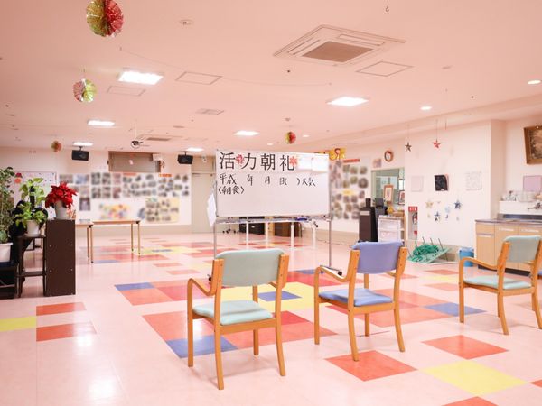 カラフルな床の多目的室