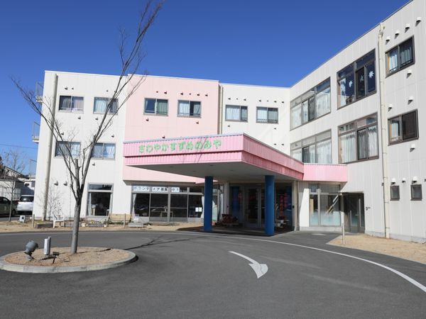 明るい日差しのエントランス