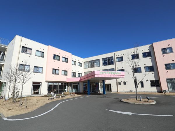 明るい建物のエントランス