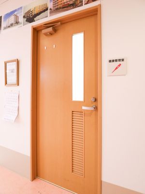 木製ドアと掲示物