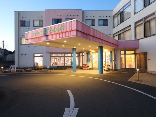 夕暮れ時のエントランス