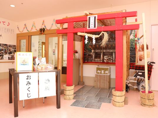 赤い鳥居と掲示物のロビー