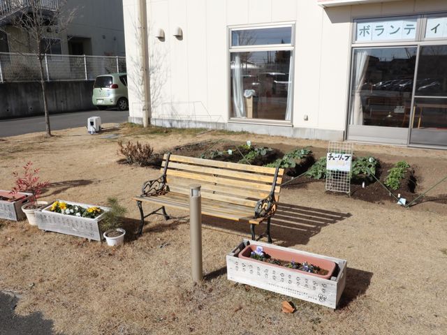 庭園とベンチ 庭 中庭に設けられたベンチと花壇があり、四季折々の自然を身近に感じながらゆったりと時間をお過ごしいただける環境です。
