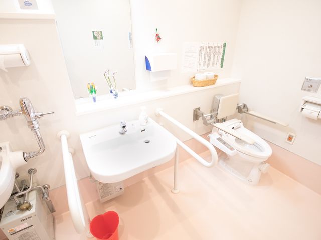 バリアフリートイレの様子 トイレ 手すり付きで安全性を考えた清潔なトイレです。利用者の自立を支える使いやすい設計が施されています。