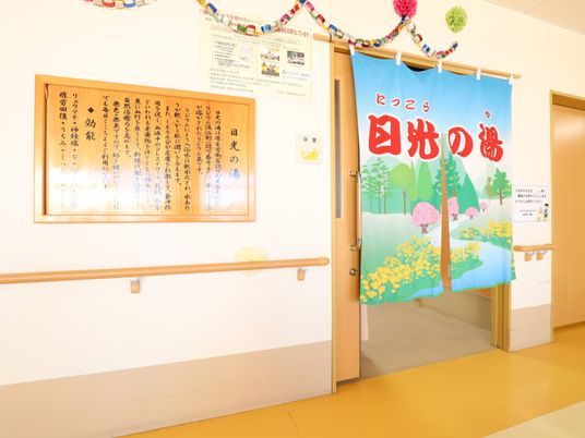 廊下に掲示物と暖簾