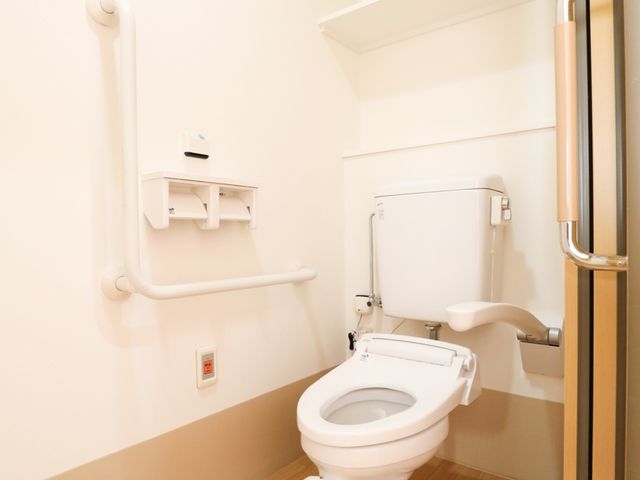 バリアフリートイレ トイレ 手すり付きの明るいトイレは、どなたでも安心してお使いいただける設計になっています。安全性と使いやすさを考慮した空間です。