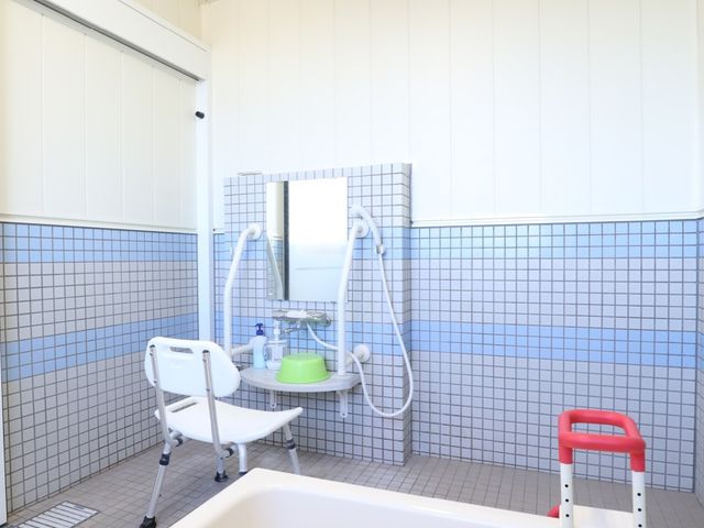 バリアフリーの洗面台 浴室 利用者の安全と快適さを考慮した設計が感じられる浴室です。手すり付きで安心してご使用いただけます。