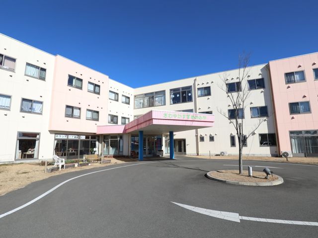 明るいエントランス外観 外観 広々とした明るい入り口が迎える、心地よい空間です。清潔感のあふれる環境でのお仕事をご希望の方にはお勧めです。