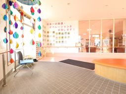 カラフルな装飾のエントランス