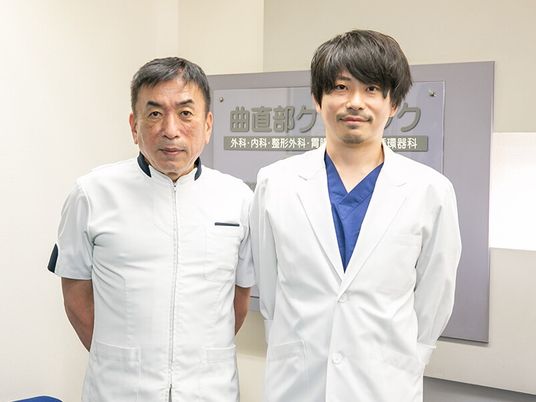 スタッフ2人の廊下  
