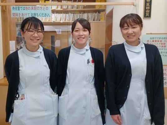 笑顔のスタッフの受付  