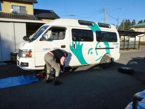 送迎車の点検場面  