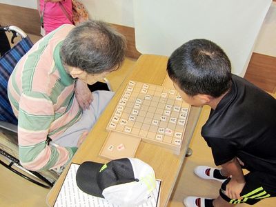 将棋を楽しむ様子の居室