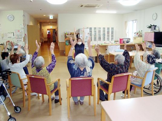 椅子に座って運動する人々の部屋