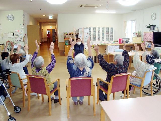 椅子に座って運動する人々の部屋