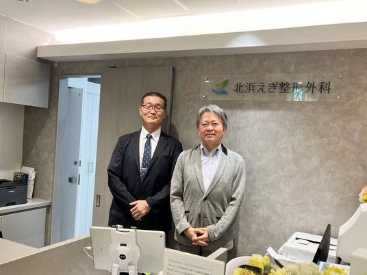 受付に立つ男性2人