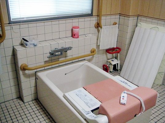 介助浴槽の浴室  