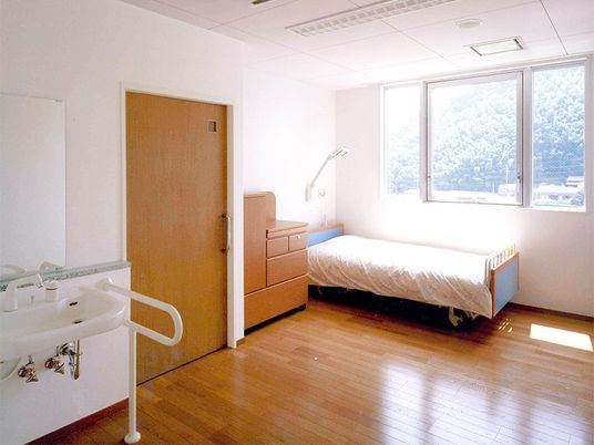 明るい個室の居室  
