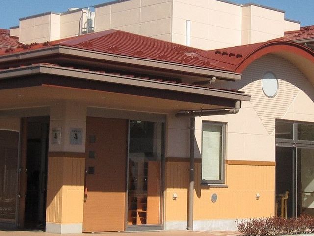 温かみのある外観 外観 暖かい色合いの建物が印象的です。清潔で落ち着いた雰囲気が魅力です。