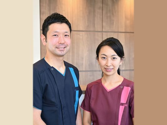 笑顔のスタッフ2人  