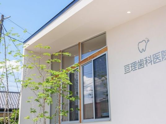 明るい建物外観  