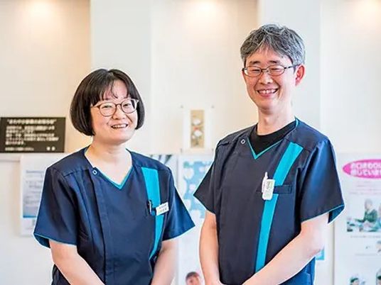 スタッフ2人の受付前  