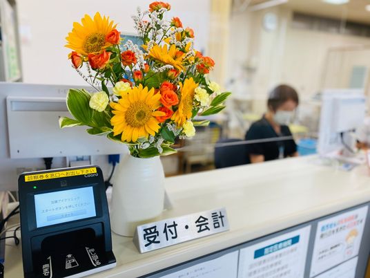 花がある受付カウンター