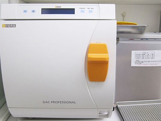 滅菌機が並ぶ部屋  