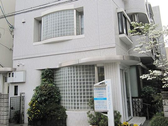 白い建物の外観  