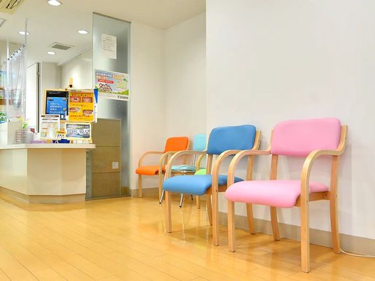 カラフルな椅子の待合廊下  