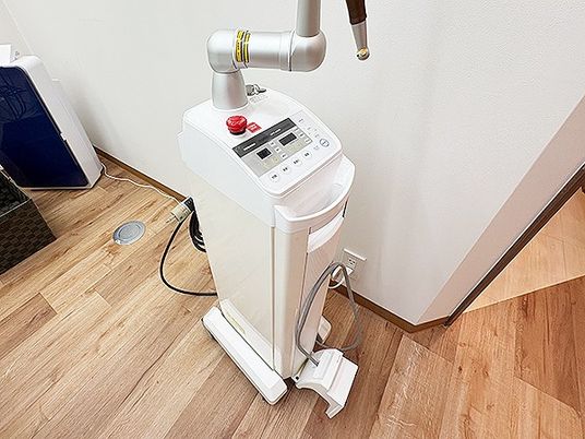 床置き型機器のある廊下  