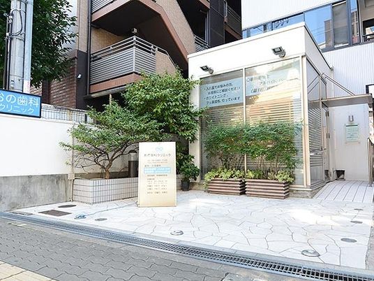 明るい入口の外観  